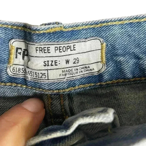 FREE PEOPLE women’s denim Jean shorts light wash sz 29 crochet hems distressed - Picture 4 of 7